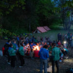 Groupe autour d'un feu