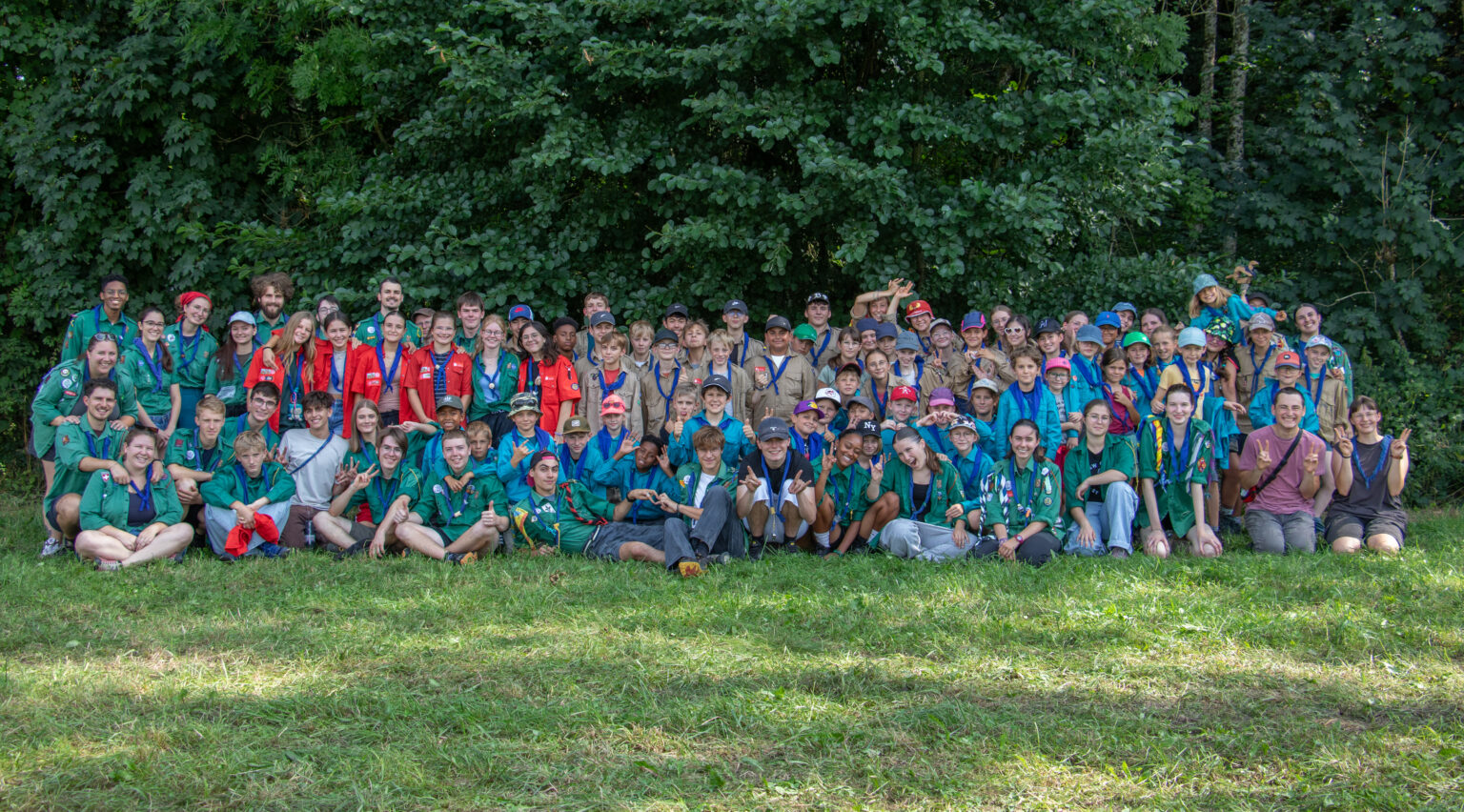 Photo de groupe scouts avec des couleures vives