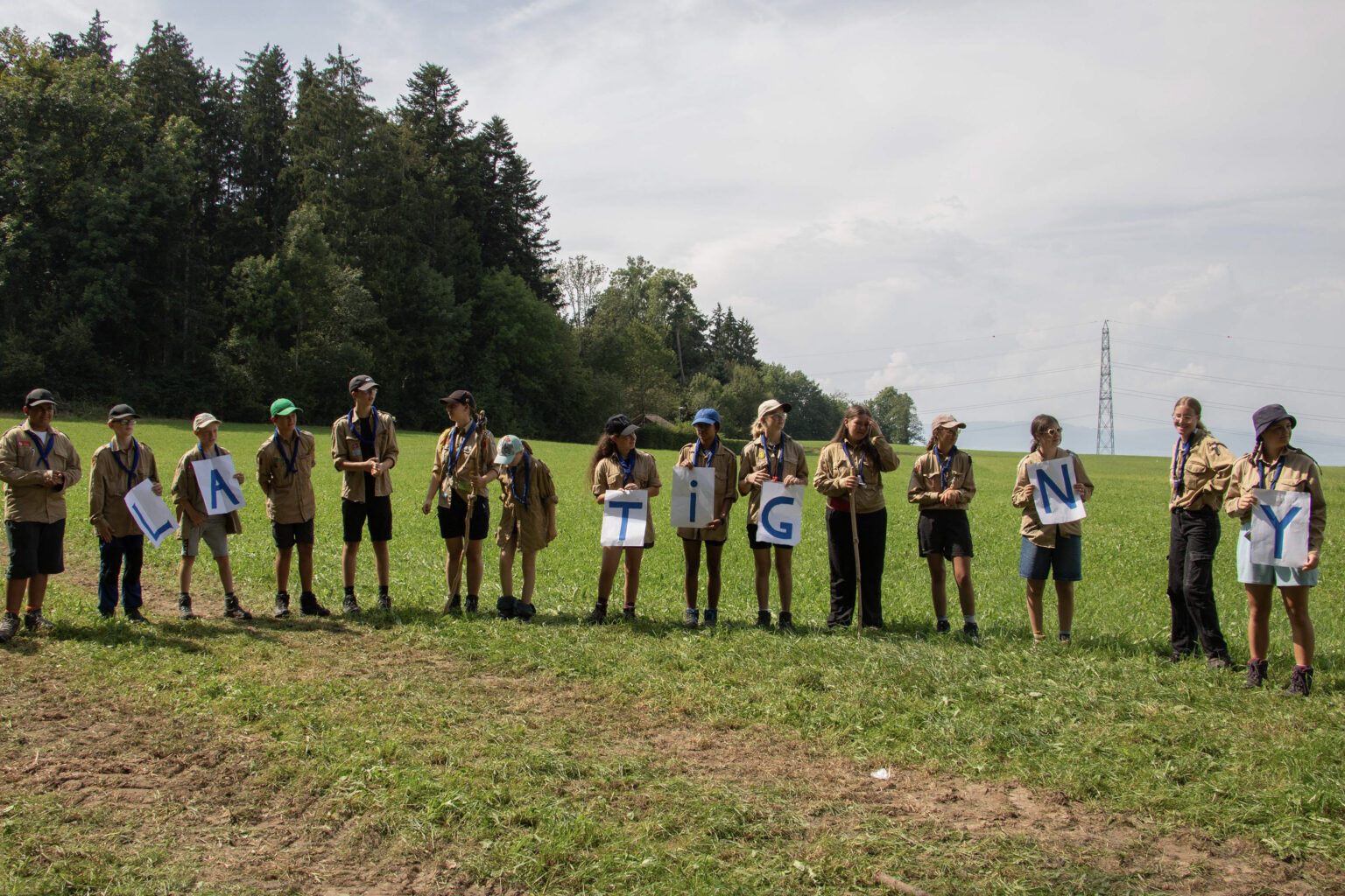 Photos de scouts qui tiennent des papier