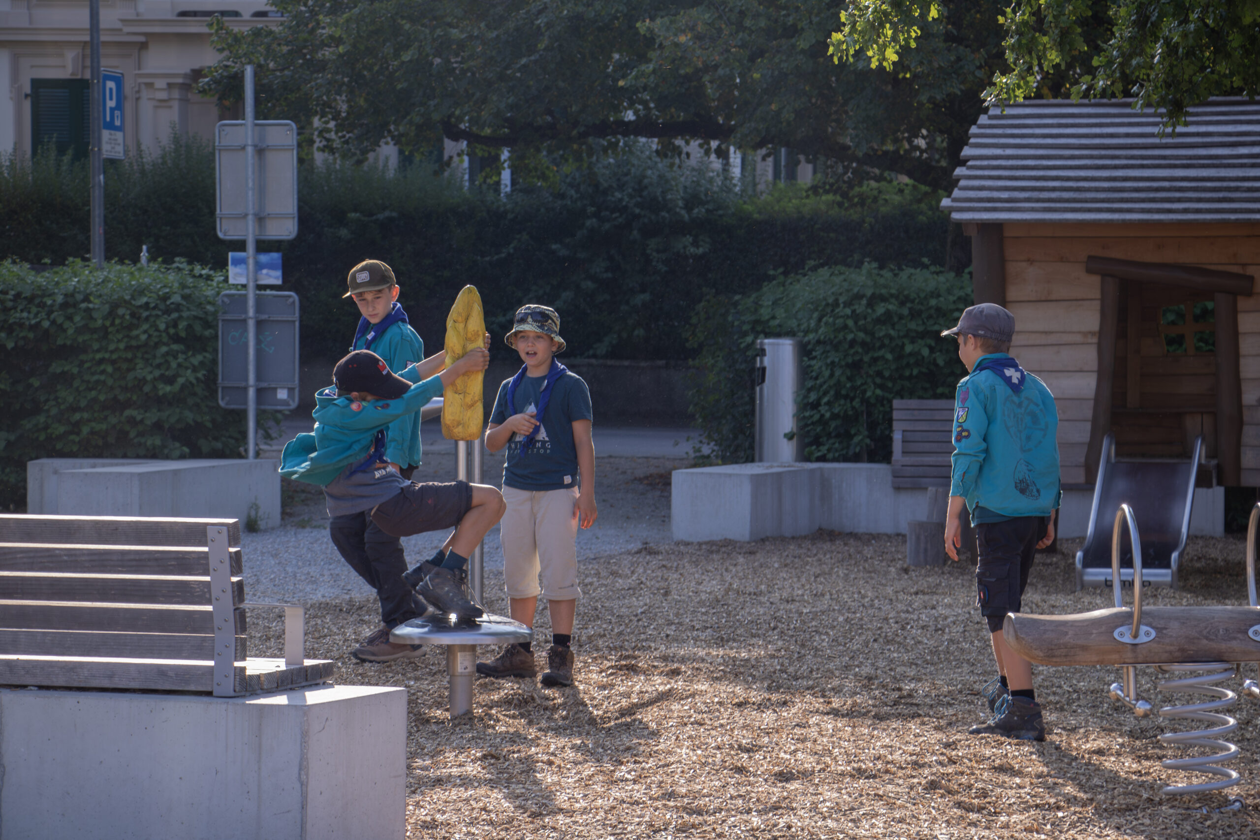 Scouts qui joues dans une place de jeux