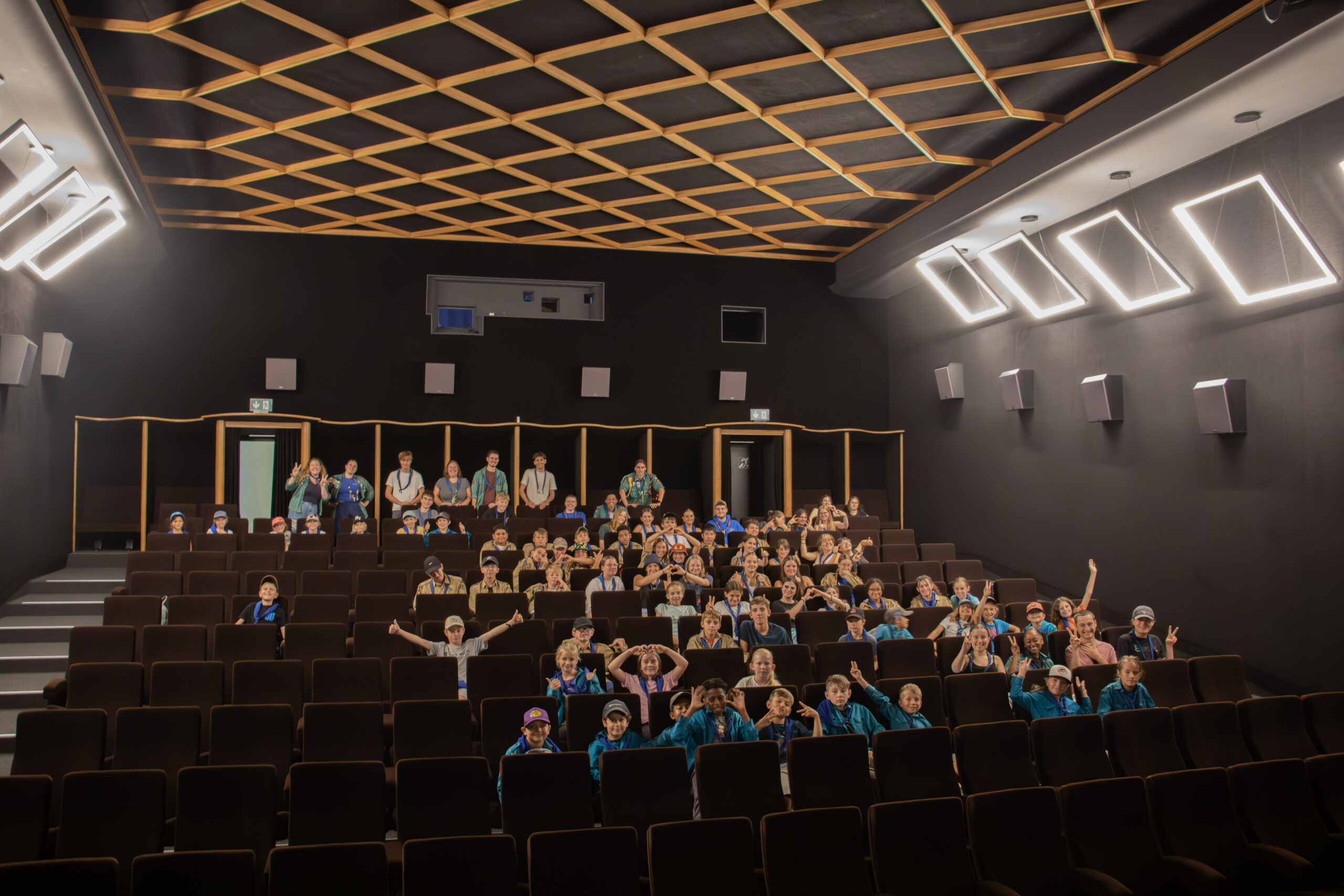 Photo de groupe dans un cinéma