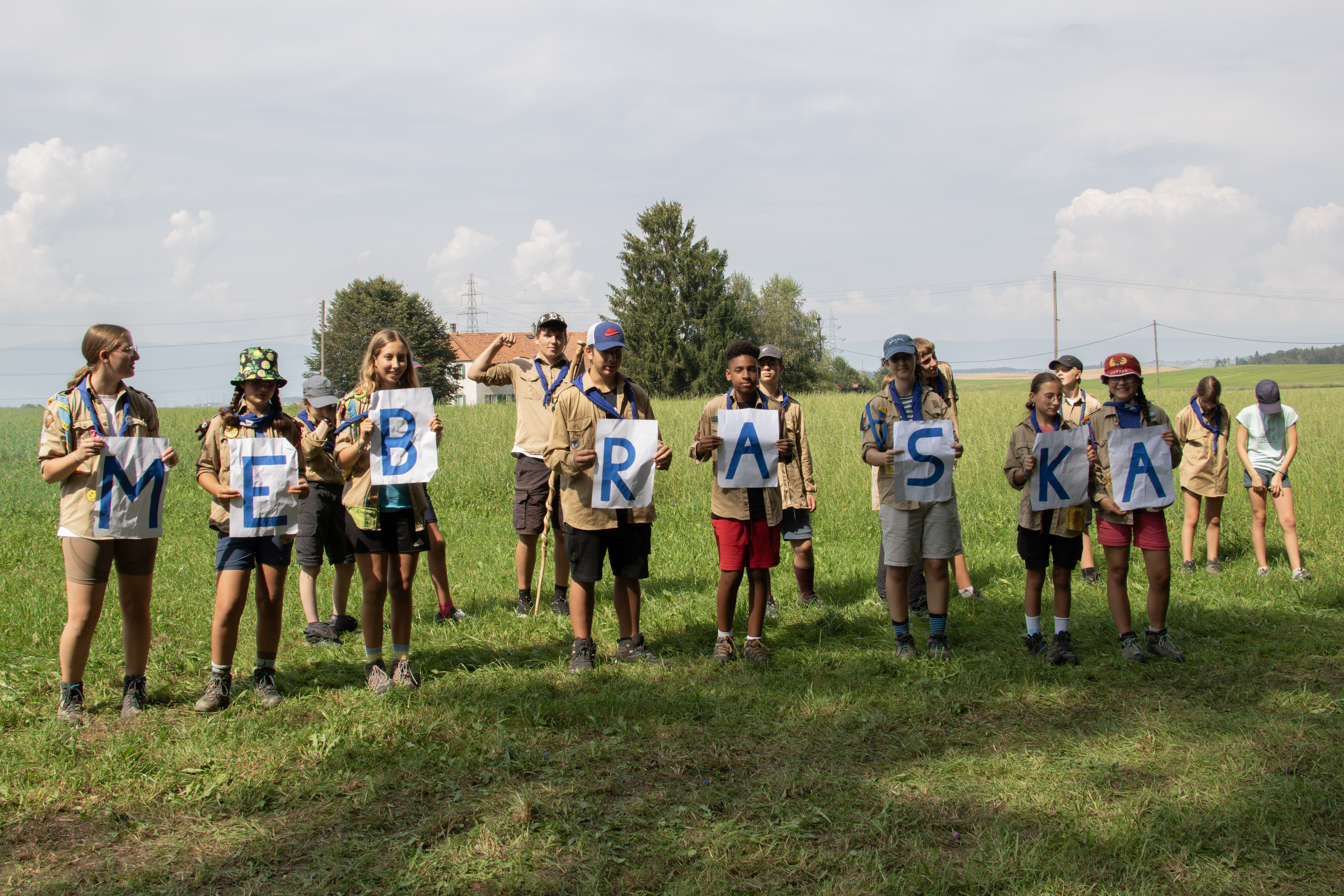 Photos de scouts qui tiennent des papier